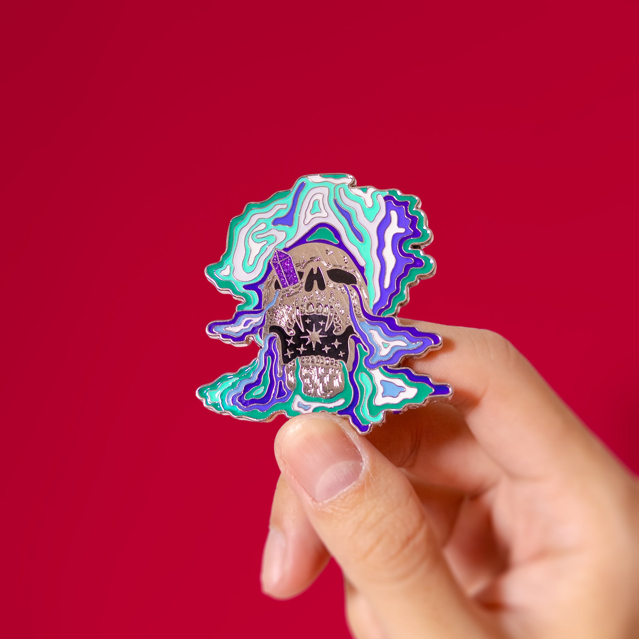 Glow-in-the-dark skull (gay) — enamel pin